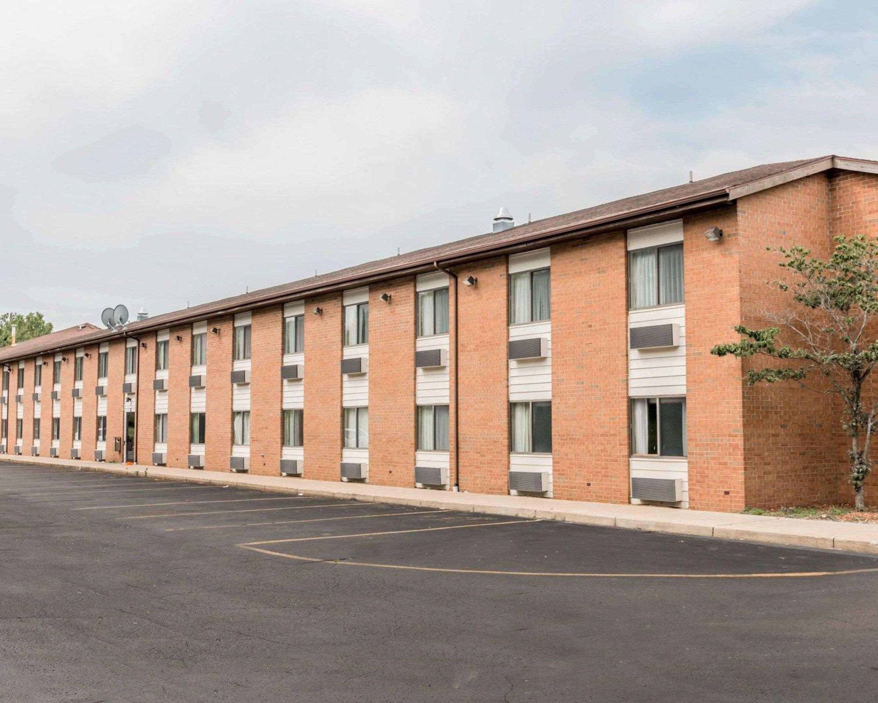 Quality Inn Grand Rapids North Уолкер Экстерьер фото