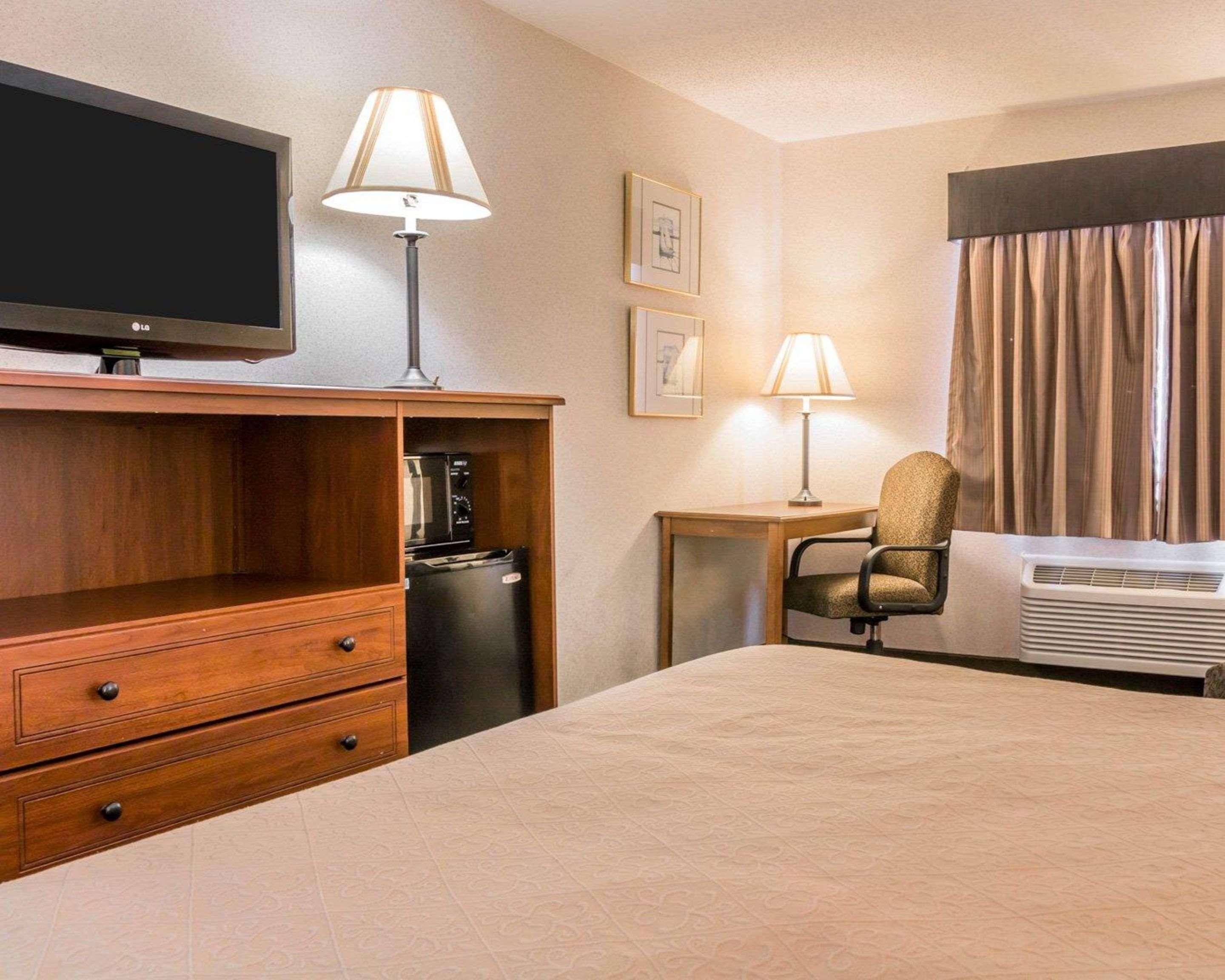 Quality Inn Grand Rapids North Уолкер Экстерьер фото