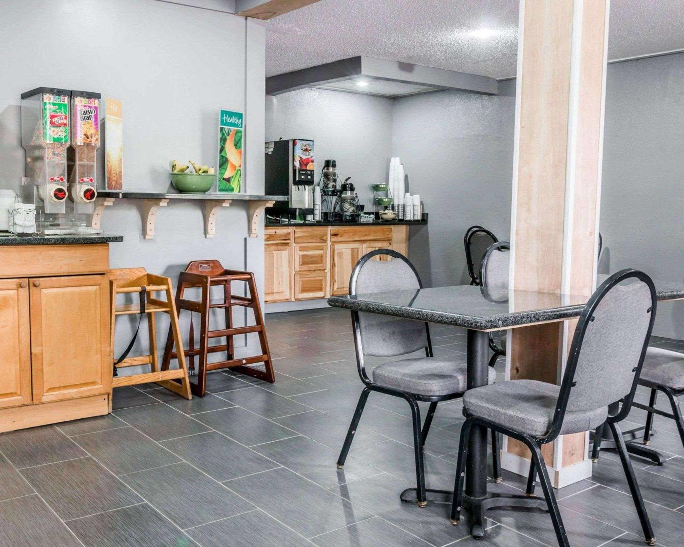 Quality Inn Grand Rapids North Уолкер Экстерьер фото