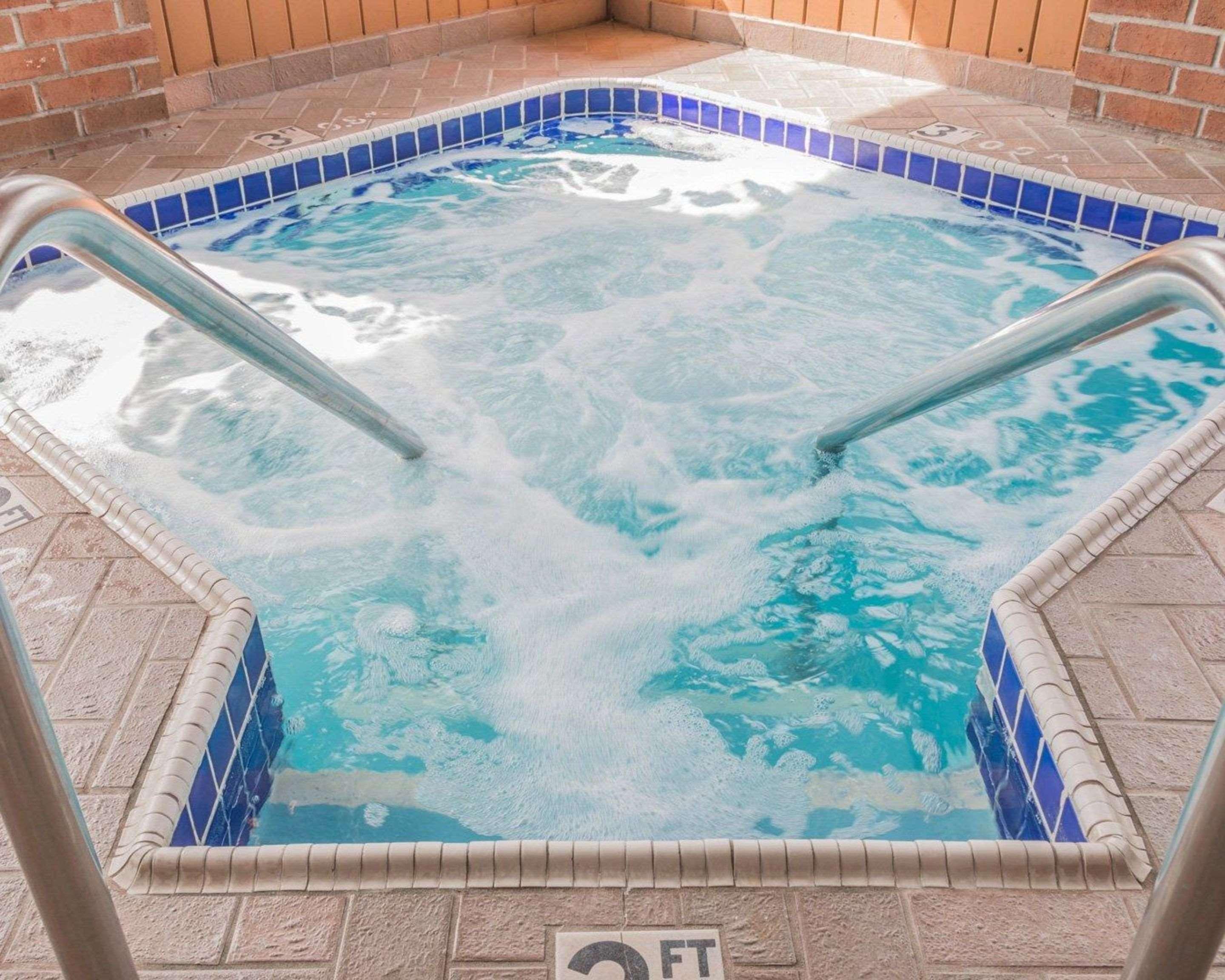 Quality Inn Grand Rapids North Уолкер Экстерьер фото