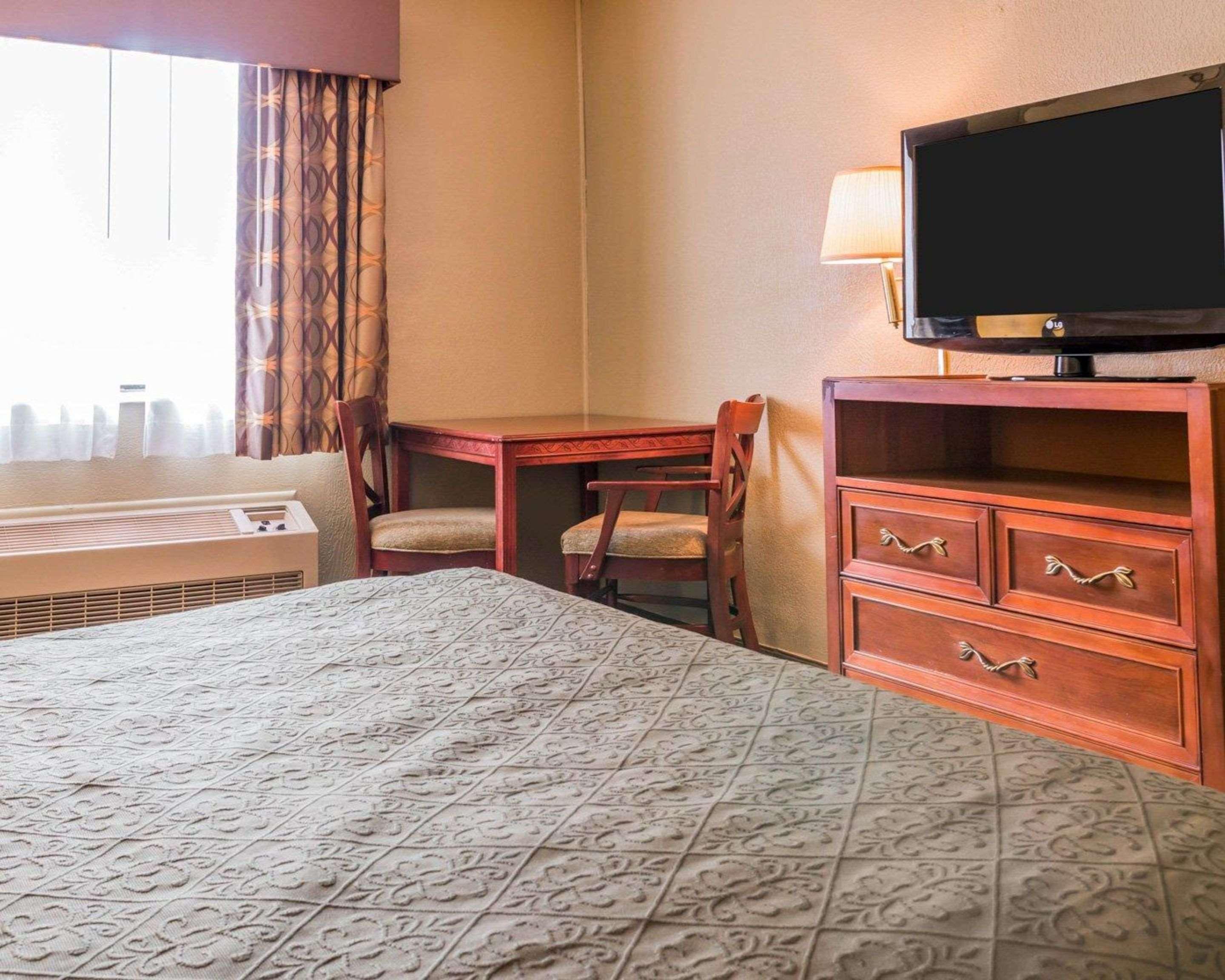 Quality Inn Grand Rapids North Уолкер Экстерьер фото